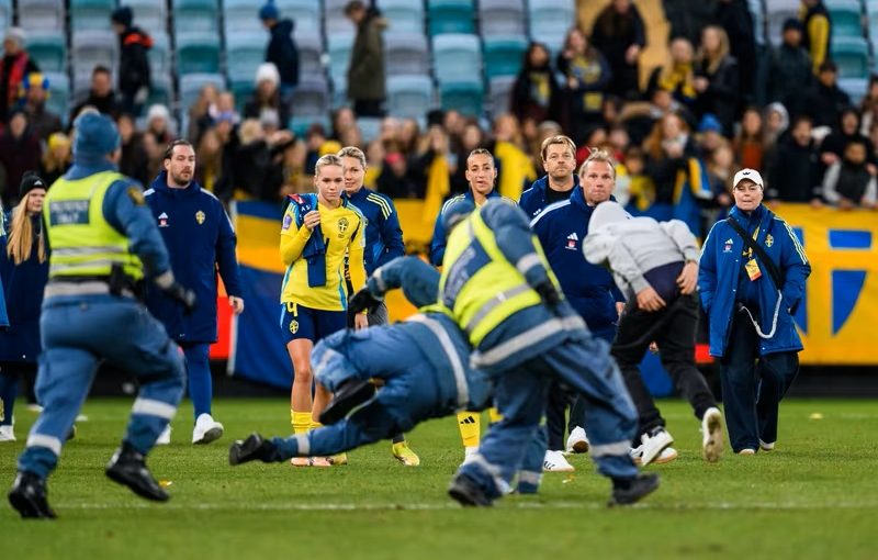 Åskådare stormade planen