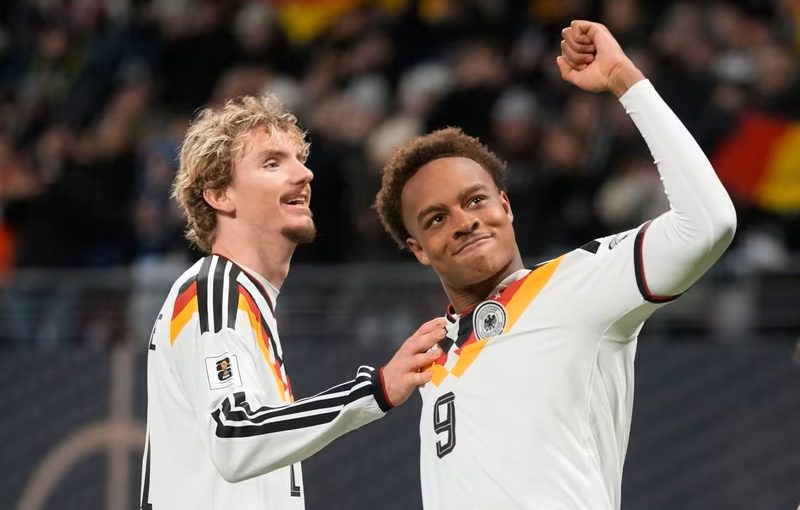 Tyskland och Nederländerna klara för VM efter jättekrossar