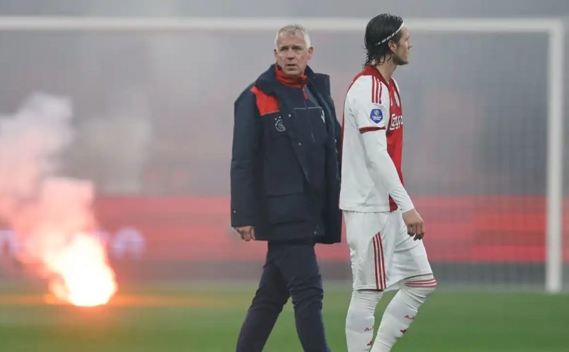 Ajax-match skjuts upp efter pyrokaos