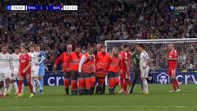 Real Madrids Raul Asencio ut på bår