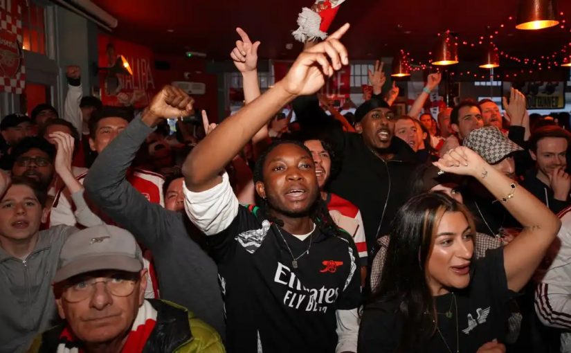Arsenals supportrar firade ligatiteln i natt